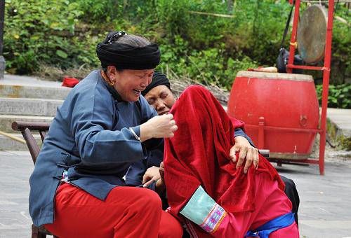 Tục khóc gả: Cô dâu khóc càng to, não nề thì hôn nhân càng viên mãn